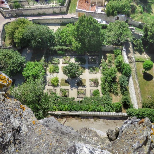 Jardin d'inspiration médiévale vu de la Tour Carrée