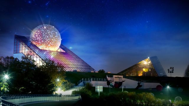 Vue nocturne du Futuroscope, mise en lumière de l'Arena