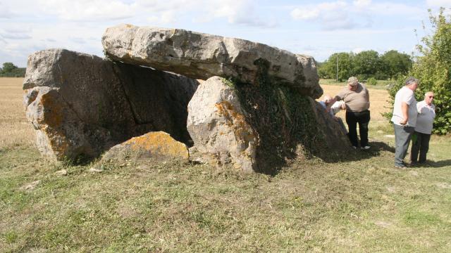 Dolmen Fontaine De Son (10)