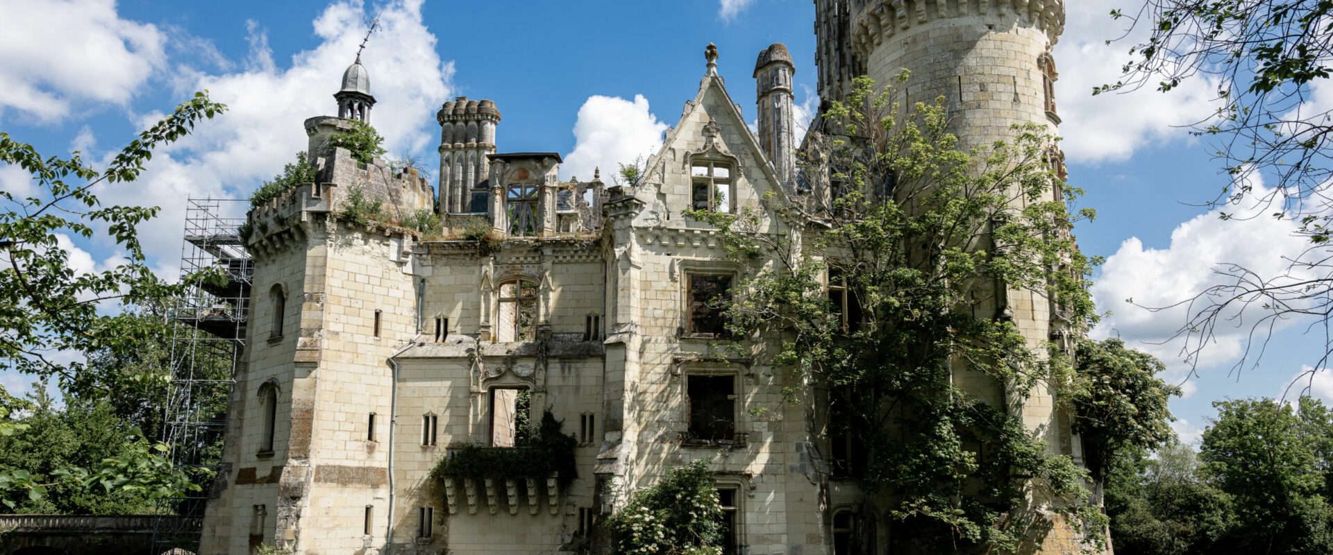 vue sur le chateau de la mothe chandenier