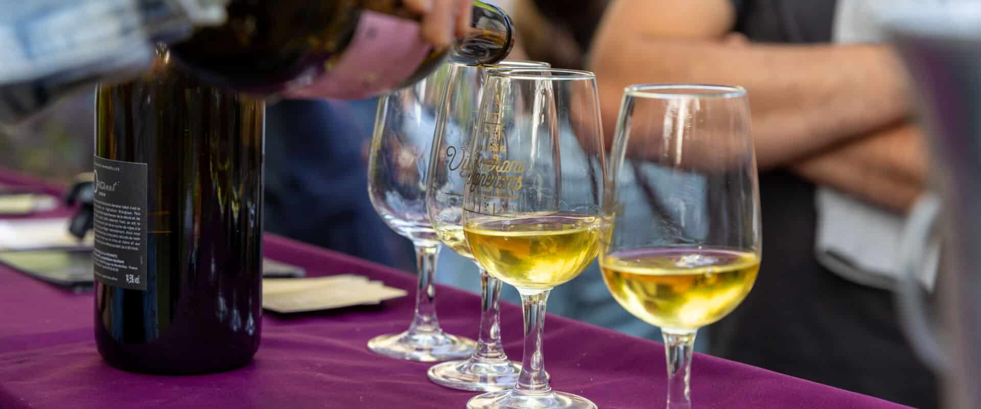 Bouteille et verres de vin