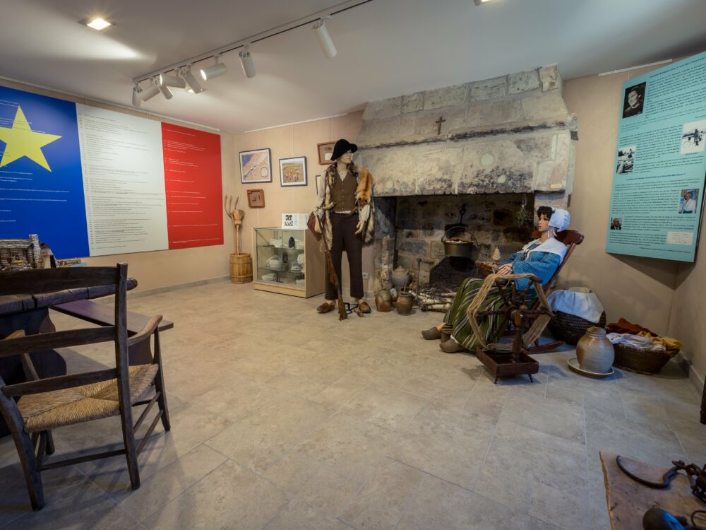 Interieur drapeau-foyer-Maison de l'Acadie_La Chaussée ©Visuellement