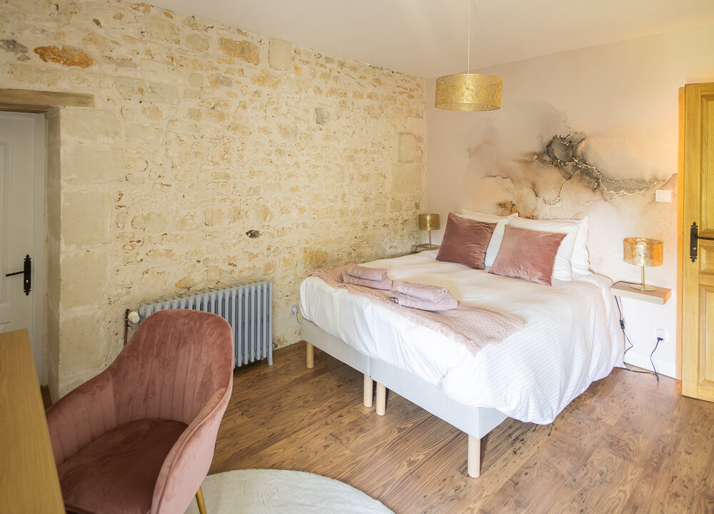 Chambre rose avec bureau
