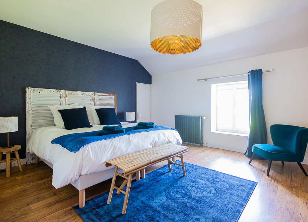 Grande chambre bleue lit king size + lit bébé