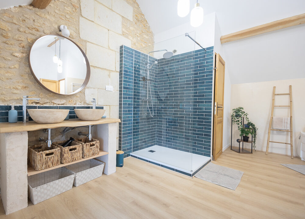 Grande salle de bain, douche + baignoire